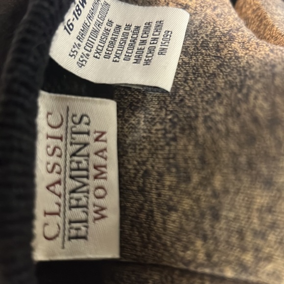 Beautiful ladies holiday sweater worn only once new condition - Picture 3 of 3